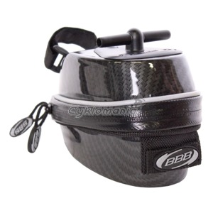 Podsedlov� bra�na BBB Hardpack BSB-08 S Odoln� podsedlov� bra�na chr�n�c� va�e v�ci proti po�kozen� d�ky tvrd�mu obalu a vnit�n� p�nov� vrstv�. Rychloup�nac� syst�m, velk� objem a snadn� p��stup d�ky velk�mu zipu. BBB 