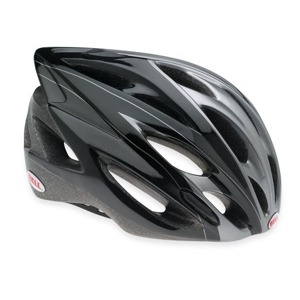 Silni�n� p�ilba Bell Furio 09 black/titanium Odoln� sportovn� In-mold p�ilba vhodn� i pro z�vody, to je Bell Furio. K jej�m z�kladn�m p�ednostem pat�� syst�m dvaceti ventila�n�ch otvor� a v�trac� tunely. Bell 