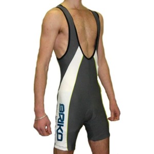 Kra�asy Briko Team iron-torpedo Cyklistick� kalhoty se �lemi. Materi�l Maxi Dry, vnit�n� d�lka nohavice 23 cm, vycp�vka Comfort Stretch, protiskluzov� guma na okraji nohavic, 6 panel�, poti�t�n� bo�n� vsadky. Briko 
