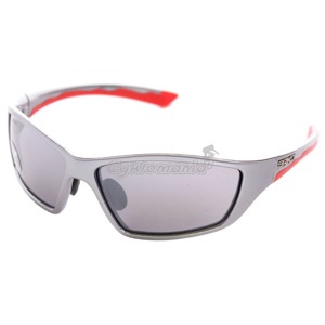 Br�le Briko Action chrome/red Sportovn� fashion br�le, kter� vyniknou nejen p�i sportu, ale i jako m�dn� dopln�k. Robustn�j�� konstrukce dovoluj�c� hru s designem. Briko 