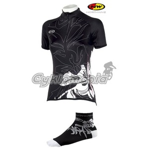 Dres Northwave Elisir d�msk� black/white+ pono�ky Elisir V�konostn� p�il�hav� st�ih z kolekce Graphics 09 Woman inspirovan� hv�zdn�m designem vynikaj�c�m kvalitou a kr�sou. Dres navr�en� pro cesty z prody�n�ho materi�lu a se stoj��kem. Pono�ky Elisir... Northwave 