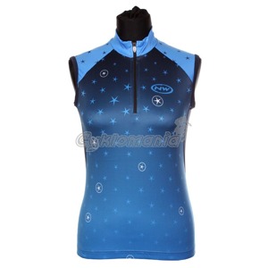 D�msk� dres Northwave Star dark blue bez ruk�v� D�msk� dres z kolekce Graphics woman inspirovan� hv�zdn�m designem a kr�sn�mi barvami. Anatomick� ragl�nov� st�ih se 3 zadn�mi kapsami pro j�zdu na silnici. Northwave
