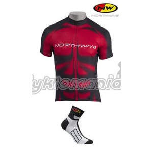 Dres Northwave Muscle p�nsk� + pono�ky Energy Drav� design v barevn� kombinaci vyzdvihuj�c� muskulaturu t�la. Dres navr�en� pro cestu i MTB z prody�n�ho materi�lu s kr�tk�m ragl�nov�m ruk�vem. Pono�ky Energy z prody�n�ch a pru�n�ch materi�l�. Northwave