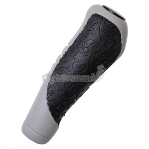 Grip PRO-T Ergo �edo-�ern� 1003 Ergonomicky tvarovan� gripy s pogumovan�m povrchem a grafickou texturou s protiskluznou funkc�. D�lka 13,5 cm a pr�m�r 22,2 mm na v�echny standardn� ��d�tka. Sou��st� jsou z�slepky pro uzav�en�... Pro-T 