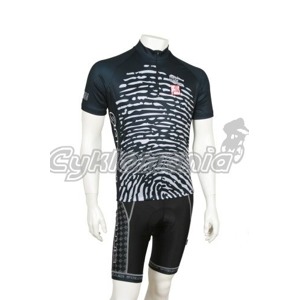 Dres Pell's Impression �ern� Kr�tk� ruk�v 
Materi�l: Q-Dry 
Anatomick� st�ih 
Silikonov� p�sek proti vyhrnov�n� dresu 
T�i kapsy na z�dech  Pell's
