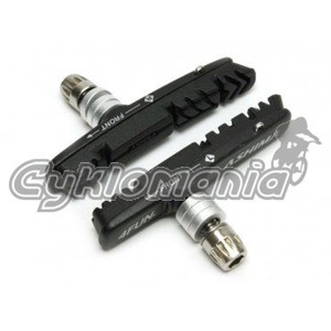 Botka brzdy PRO-T V-brake Cartridge �ern� EVO D�lka brzdn� plo�ky: 72 mm 
Typ brzd: V-brake 
Gumi�ky: vym�niteln� 
Materi�l t�la: plast 
Zahnut� do oblouku 
Zbo�� je dod�v�no v p�ru 
Vhodn� do such�ho i mokr�ho... Pro-T