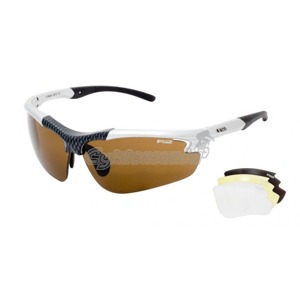 Br�le R2 Cinch silver Klasick� vzhled sportovn�ch br�l� v nov�m atraktivn�m designu. Tenk� ale pevn� stranice z odoln�ho polykarbon�tu. Vym�niteln� �o�ky pro v�echny sv�teln� podm�nky. R2