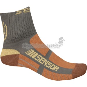 Pono�ky Sensor Multisport �ed�/oran�ov� Pohodln� sportovn� pono�ky pro celoro�n� pou�it�. St�edn� tepl� pono�ky se sendvi�ovou konstrukc�. Odv�tr�van� n�rt, zpevn�n� pata i �pi�ka. Sensor 