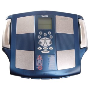Osobn� digit�ln� v�ha Tanita BC 545 Tanita BC-545 je zalo�ena na nejnov�j�� technologii a v�zkumu vah s t�lesnou anal�zou, zobrazuje 5 segment�ln�ch hodnot: ob� pa�e, nohy a trup. Nov� generace produkt� poskytuje osobn�, hloubkov� a... Tanita
