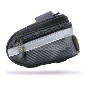 Bra�na pod sedlo Topeak Wedge Pack Micro Klasick� kapsi�ka na n�hradn� du�e, telefon a podobn� mal� p�edm�ty. Ze spodu p�sky na pumpi�ku. Velmi rychl� instalace d�ky syst�mu "QuickClick". Topeak 