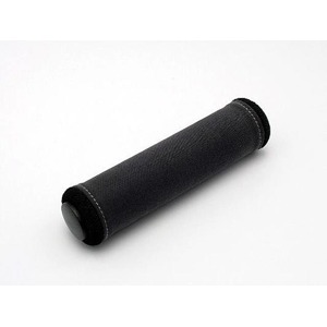 P�nov� grip s textiln�m potahem a pro�it�m okraj�. M�kk� a komfortn� materi�l s dlouhou �ivotnost�. Pr�m�r 22,2 mm na v�echny standardn� ��d�tka a d�lka 13 cm. Dod�v�no v p�ru spole�n� s okrajov�mi z�slepkami ��d�tek.