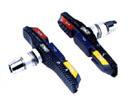 Botka brzdy PRO-T V-brake carbon Cartridge t��sm�sov� D�lka brzdn� plo�ky: 65 mm 
Typ brzd: V-brake 
Gumi�ky: vym�niteln� 
Sm�s: t�ism�sov� 
Materi�l t�la: kov 
Zahnut� do oblouku 
Zbo�� je dod�v�no v p�ru 
Vhodn� do... Pro-T